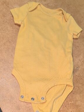 ❤️‍🔥10/$10❤️‍🔥 Baby Carter's Yellow Onesie Size 6M